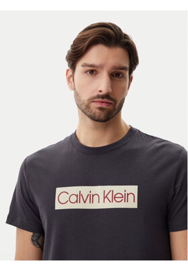 Calvin Klein Jeans T-Shirt J30J327472 Szary Regular Fit. Kolor: szary. Materiał: bawełna