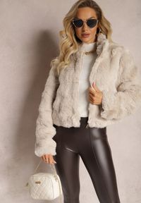 Renee - Beżowa Kurtka z Futerka Zapinana na Zamek Craline. Kolor: beżowy. Materiał: futro. Sezon: zima. Styl: elegancki