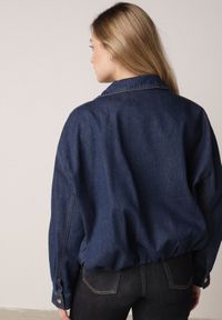 Born2be - Ciemnoniebieska Jeansowa Kurtka Przejściowa z Bawełny o Kroju Bombki z Kołnierzykiem Jotima. Okazja: na co dzień, na randkę. Kolor: niebieski. Materiał: bawełna, jeans. Styl: casual, elegancki #7