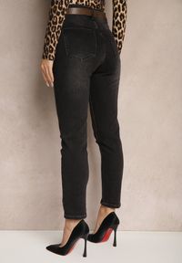 Renee - Czarne Jeansy z Bawełną Mom Fit High Waist Ozdobione Paskiem Senowen. Okazja: na co dzień. Stan: podwyższony. Kolor: czarny. Wzór: aplikacja. Styl: casual, elegancki #3