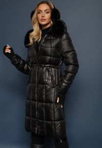 Renee - Czarna Kurtka z Pikowanymi Przeszyciami Ściągaczem w Talii i Kapturem z Odpinanym Futrem Ravalin. Okazja: na co dzień. Kolor: czarny. Materiał: futro. Styl: casual, elegancki #4