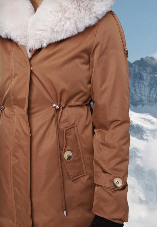 Born2be - Brązowa Kurtka Parka z Kapturem Futrzaną Wyściółką i Ściągaczem w Talii Semarien. Okazja: na co dzień. Typ kołnierza: kaptur. Kolor: brązowy. Materiał: futro. Długość: długie. Styl: klasyczny, casual