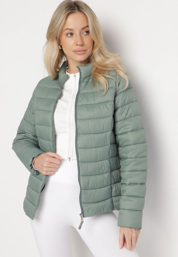 Born2be - Zielona Pikowana Kurtka w Klasycznym Stylu Nelaniel. Okazja: na co dzień. Kolor: zielony. Materiał: jeans. Styl: klasyczny