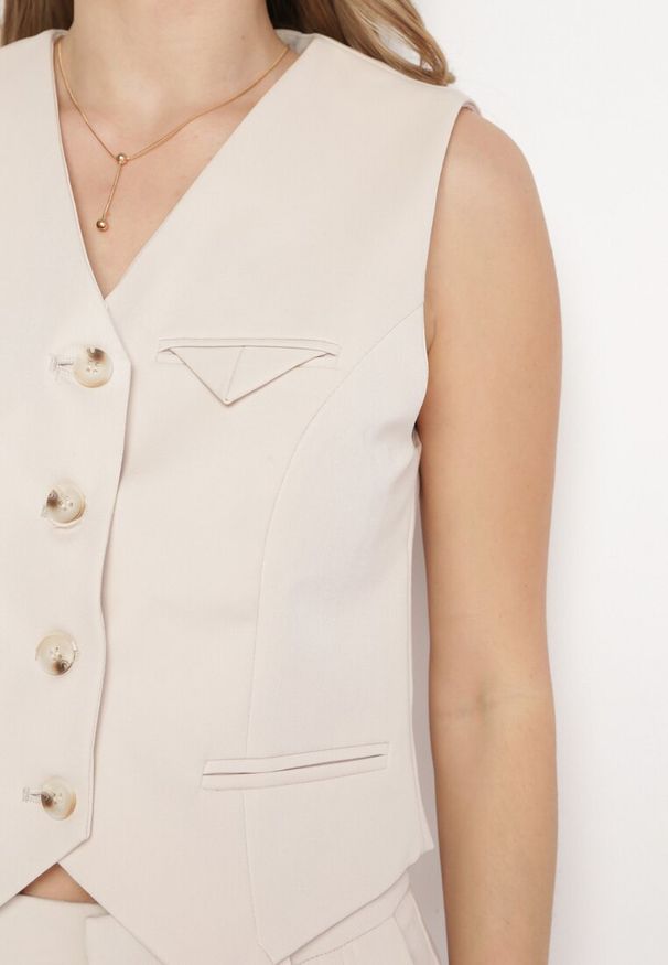 Born2be - Beżowa Kamizelka Garniturowa z Imitacją Kieszonek Mawelin. Kolor: beżowy