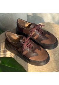 DEONI - Czekoladowe skórzane sneakersy damskie Deoni D632. Okazja: na co dzień. Nosek buta: okrągły. Zapięcie: sznurówki. Kolor: brązowy. Szerokość cholewki: normalna. Materiał: skóra. Sezon: wiosna, jesień. Obcas: na platformie. Styl: klasyczny, sportowy, casual, elegancki