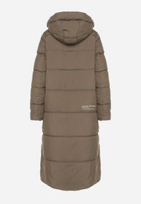 Born2be - Ciemnozielona Długa Kurtka Pikowana z Kapturem i Bocznymi Suwakami Aruvitta. Okazja: na co dzień. Typ kołnierza: kaptur. Kolor: zielony. Materiał: poliester, dresówka, jeans, zamsz. Długość: długie. Wzór: ze splotem. Styl: sportowy, casual, elegancki #5