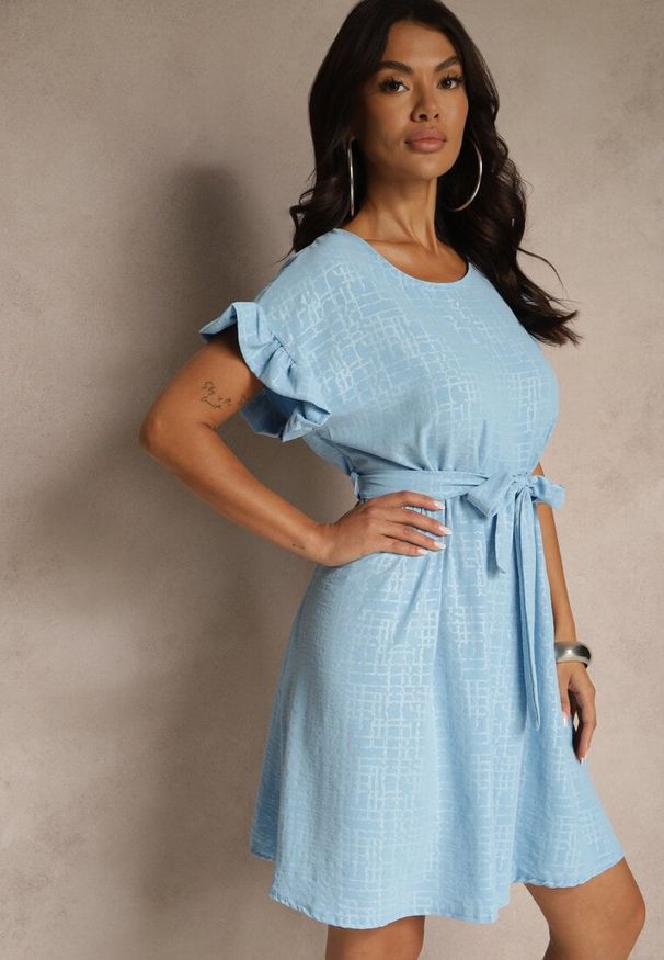 Renee - Jasnoniebieska Sukienka z Paskiem i Falbankami przy Rękawach Folunelle. Okazja: na co dzień. Typ kołnierza: kołnierz z falbankami. Kolor: niebieski. Styl: elegancki, casual, klasyczny