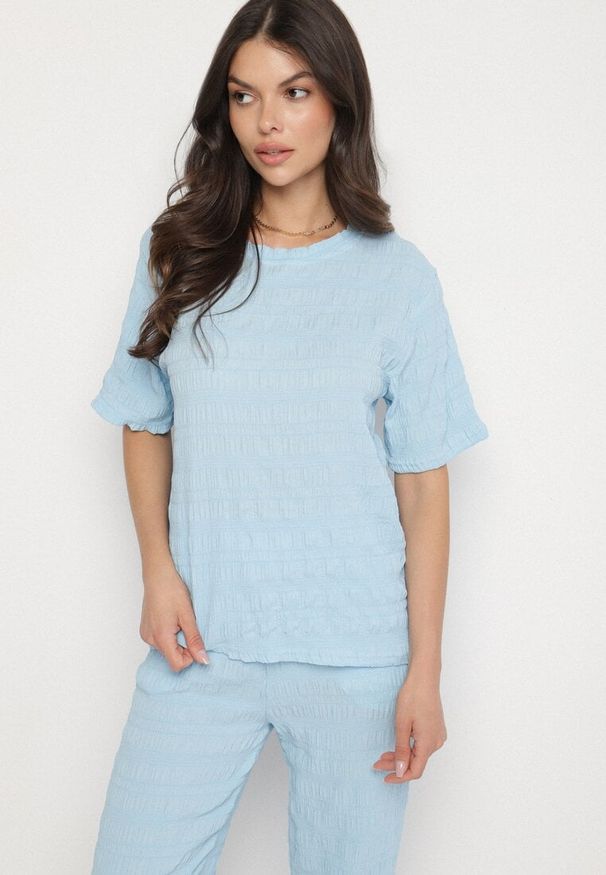 Born2be - Jasnoniebieski Komplet z Ozdobnej Tkaniny T-shirt i Szerokie Spodnie Devinas. Kolor: niebieski. Materiał: tkanina
