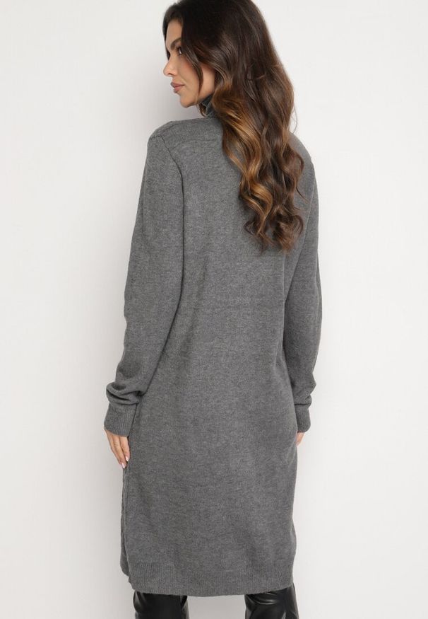 Born2be - Ciemnoszara Sweterkowa Sukienka z Wełną Bawełną i Golfem o Pudełkowym Kroju Akenavia. Okazja: na co dzień. Typ kołnierza: golf. Kolor: szary. Materiał: wełna, bawełna. Styl: casual, elegancki