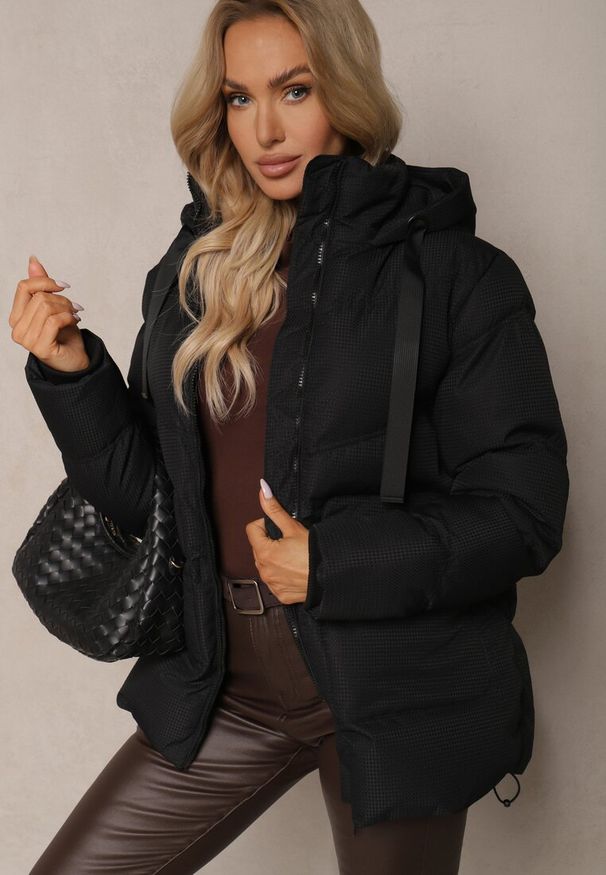 Renee - Czarna Pudełkowa Kurtka z Pikowanymi Przeszyciami Kapturem i Kieszeniami Vialaure. Okazja: na co dzień. Kolor: czarny. Materiał: jeans. Styl: elegancki, casual