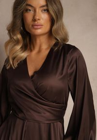 Renee - Brązowa Kopertowa Sukienka VICES z Satyny z Bufiastymi Rękawami Anevite. Okazja: na imprezę, na ślub cywilny, na wesele, na randkę. Typ kołnierza: dekolt w kształcie V. Kolor: brązowy. Materiał: satyna. Typ sukienki: kopertowe. Styl: elegancki, klasyczny
