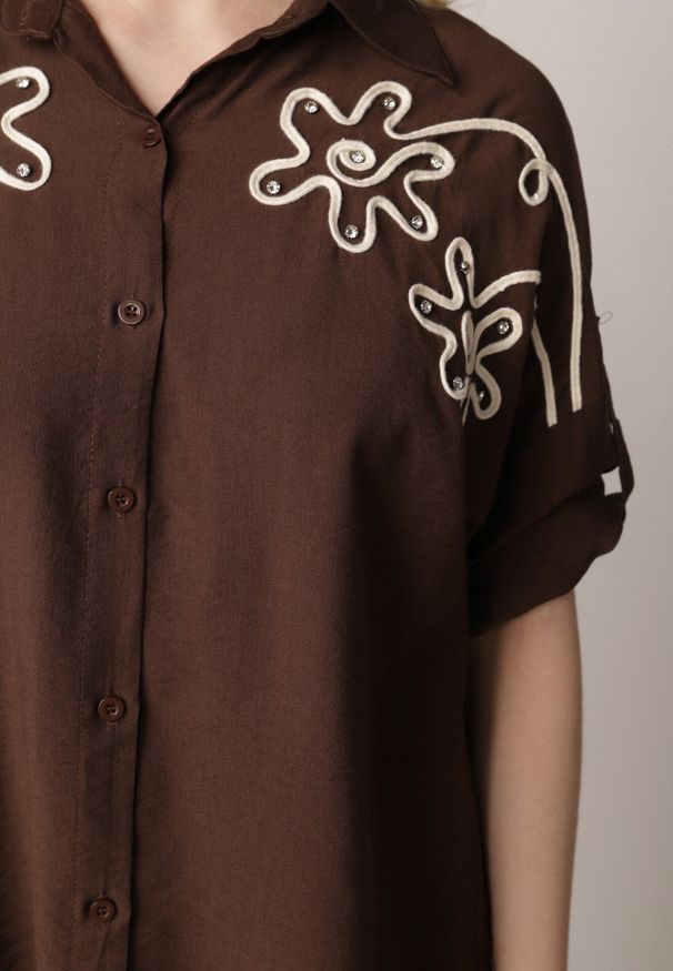 Born2be - Brązowa Nietoperzowa Koszula z Wiskozy z Haftem i Podpinanymi Rękawami Jilyla. Okazja: na co dzień, do pracy. Kolor: brązowy. Materiał: wiskoza. Długość: długie. Wzór: haft. Styl: casual, elegancki