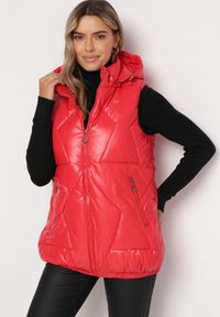 Born2be - Czerwona Pikowana Kamizelka z Kapturem Incanto. Typ kołnierza: kaptur. Kolor: czerwony. Wzór: geometria #1