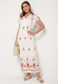 Born2be - Biało-Czerwona Wiskozowa Sukienka Pudełkowa z Ornamentnym Wzorem Melosea. Okazja: na co dzień. Kolor: biały. Materiał: wiskoza. Styl: elegancki, casual