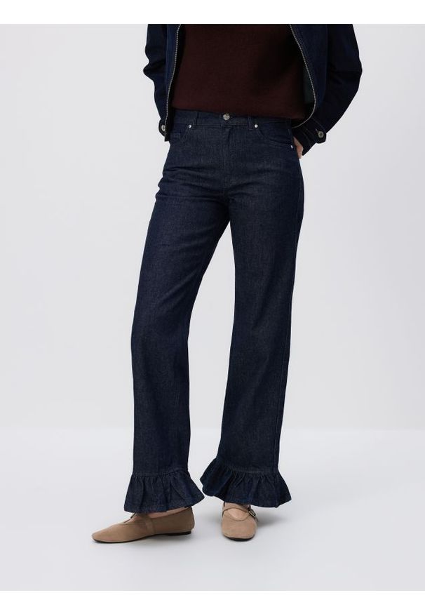 Reserved - Jeansy z falbankami - granatowy. Kolor: niebieski. Materiał: jeans