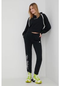 New Balance spodnie dresowe WP21508BK damskie kolor czarny z nadrukiem. Kolor: czarny. Materiał: dresówka. Wzór: nadruk #2