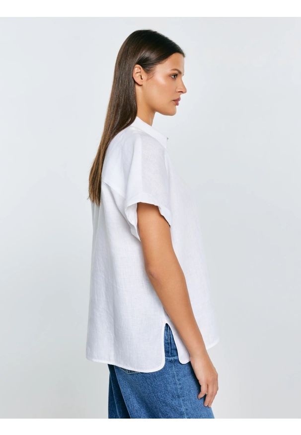 Big-Star - Koszula damska lniana biała Riore 101. Okazja: na spacer, na plażę. Typ kołnierza: kołnierzyk klasyczny. Kolor: biały. Materiał: len. Długość rękawa: krótki rękaw. Długość: krótkie. Sezon: lato. Styl: klasyczny, wakacyjny, elegancki