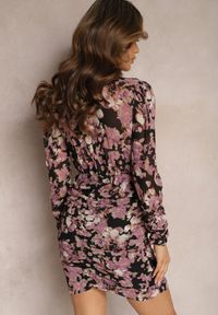 Renee - Ciemnoróżowa Dopasowana Mini Sukienka o Kopertowym Dekolcie w Kwiaty Refoxa. Kolor: różowy. Wzór: kwiaty. Typ sukienki: kopertowe. Długość: mini #5