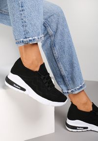 Renee - Czarne Buty Sportowe Philone. Zapięcie: bez zapięcia. Kolor: czarny. Materiał: materiał. Szerokość cholewki: normalna. Wzór: aplikacja