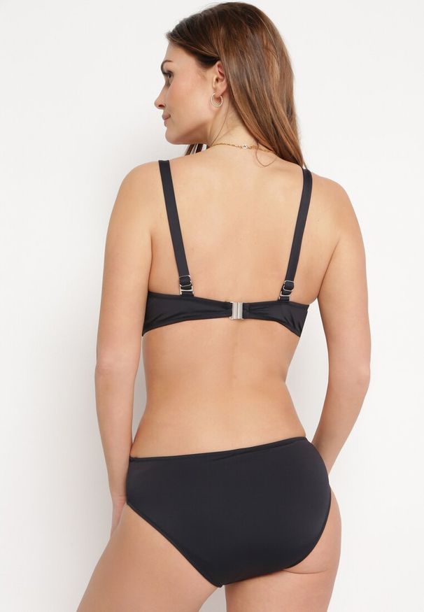 Born2be - Czarne Bikini Strój Kąpielowy Dwuczęściowy Biustonosz z Supełkiem i Figi Carinela. Kolor: czarny. Wzór: aplikacja