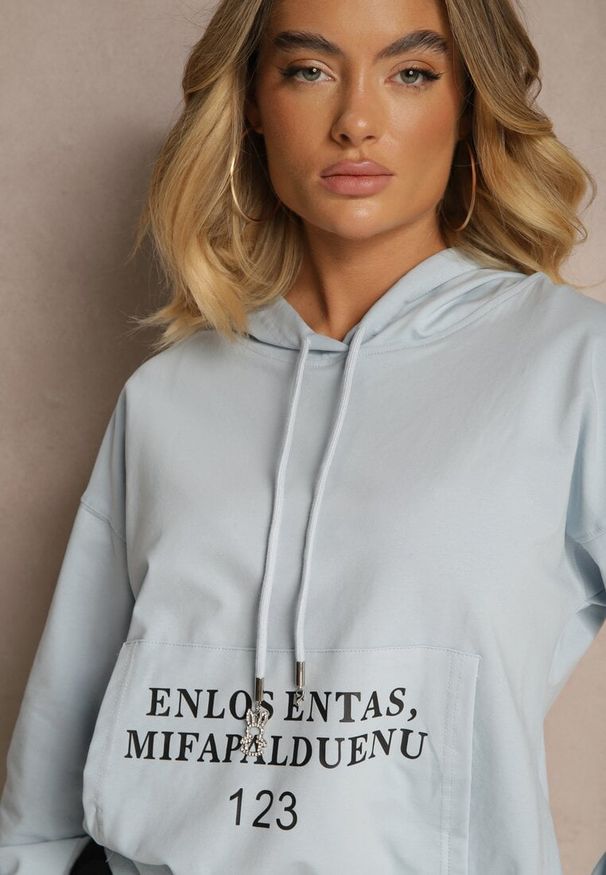 Renee - Jasnoniebieska Bluza o Klasycznym Kroju z Kapturem i Kieszenią Firloti. Okazja: na co dzień. Typ kołnierza: kaptur. Kolor: niebieski. Materiał: jeans. Styl: klasyczny