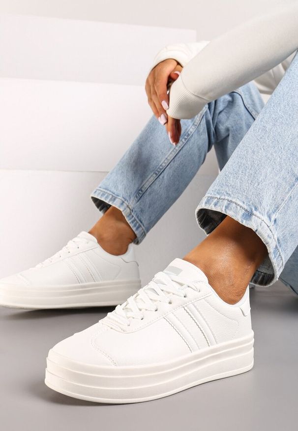 Born2be - Białe Sneakersy na Platformie z Minimalistycznymi Przeszyciami Teritha. Okazja: na co dzień. Kolor: biały. Materiał: jeans. Obcas: na platformie