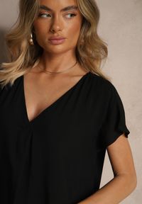 Renee - Czarna Nietoperzowa Bluzka z Wiskozy Zdobiona Zakładką Paslitia. Okazja: na co dzień. Typ kołnierza: dekolt w serek. Kolor: czarny. Materiał: wiskoza. Wzór: aplikacja. Styl: elegancki, casual