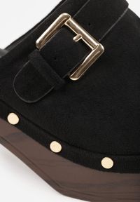 Born2be - Czarne Klapki Chodaki na Słupku z Imitacji Drewna Zdobione Nitami i Sprzączką Salona. Okazja: na co dzień. Kolor: czarny. Materiał: zamsz. Wzór: aplikacja. Sezon: lato. Obcas: na słupku. Styl: boho, wakacyjny, casual, klasyczny. Wysokość obcasa: średni #8