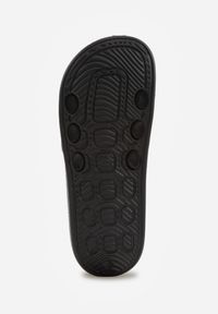 Born2be - Czarne Klapki Basenowe na Grubej Podeszwie z Tłoczonymi Paskami i Napisem Menimisia. Okazja: na co dzień. Kolor: czarny. Wzór: napisy. Sezon: lato. Styl: wakacyjny, casual, klasyczny, sportowy #3