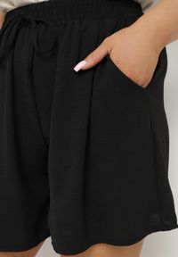Born2be - Czarne Szorty z Wysokim Stanem i Gumką w Pasie Mevaraia. Stan: podwyższony. Kolekcja: plus size. Kolor: czarny. Sezon: lato. Styl: klasyczny, elegancki