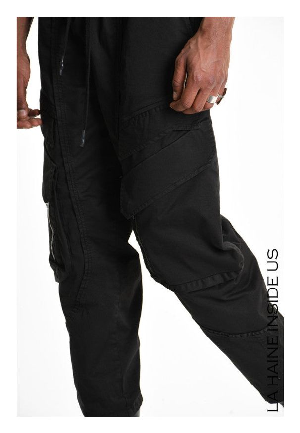 La Haine Inside Us Spodnie Cargo | 3P M1275 | Mężczyzna | Czarny. Okazja: na co dzień. Kolor: czarny. Materiał: elastan, bawełna. Długość: długie. Wzór: aplikacja. Sezon: lato. Styl: elegancki, klasyczny, casual