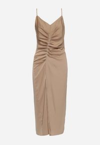 Born2be - Beżowa Satynowa Sukienka Koktajlowa z Ozdobnym Drapowaniem i Rozcięciem Saligurtia. Okazja: na imprezę. Kolor: beżowy. Materiał: satyna. Długość rękawa: na ramiączkach. Wzór: aplikacja. Sezon: lato. Styl: wizytowy #3