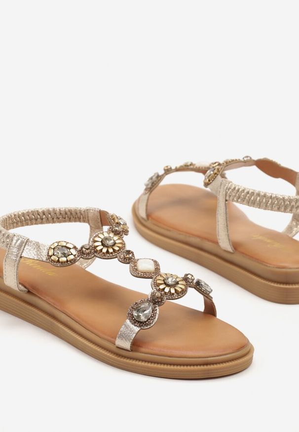 Born2be - Złote Sandały z Biżuteryjnymi Zdobieniami w Stylu Boho Julimarae. Okazja: na co dzień. Kolor: złoty. Wzór: aplikacja. Styl: boho