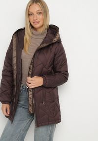 Born2be - Brązowa Pikowana Kurtka z Kapturem i Ściągaczami w Talii Tiobelle. Okazja: na spacer. Typ kołnierza: kaptur. Kolor: brązowy. Materiał: jeans, skóra, poliester. Styl: klasyczny, sportowy #5