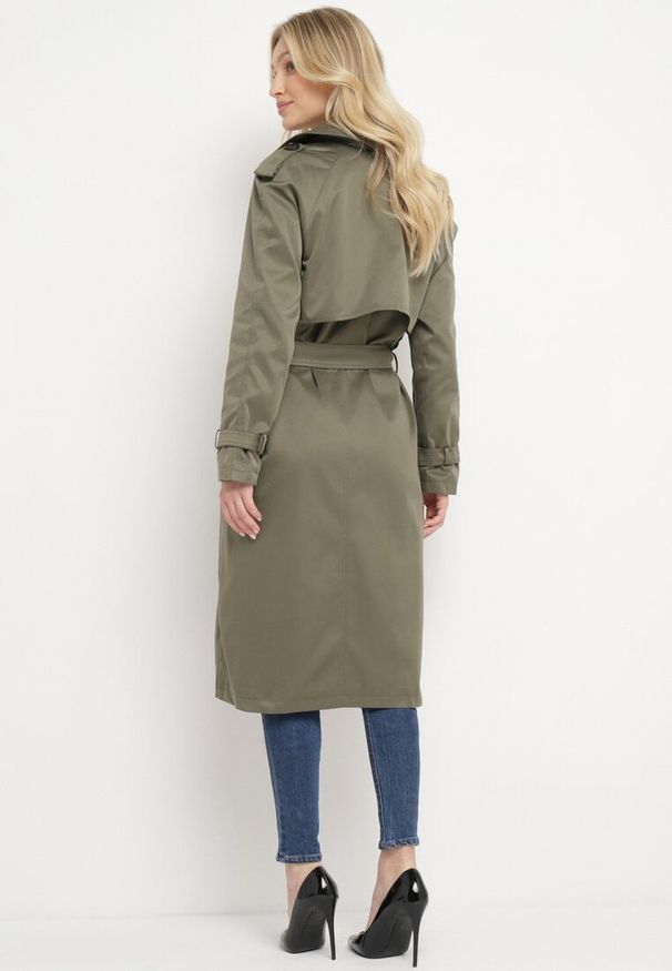 Born2be - Ciemnozielony Długi Płaszcz Trencz o Klasycznym Fasonie z Paskiem Nasde. Okazja: na co dzień. Kolor: zielony. Materiał: jeans. Długość: długie. Styl: klasyczny