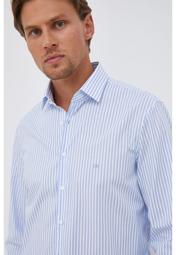 Calvin Klein - Koszula bawełniana. Typ kołnierza: kołnierzyk klasyczny. Kolor: niebieski. Materiał: bawełna. Długość rękawa: długi rękaw. Długość: długie. Styl: klasyczny