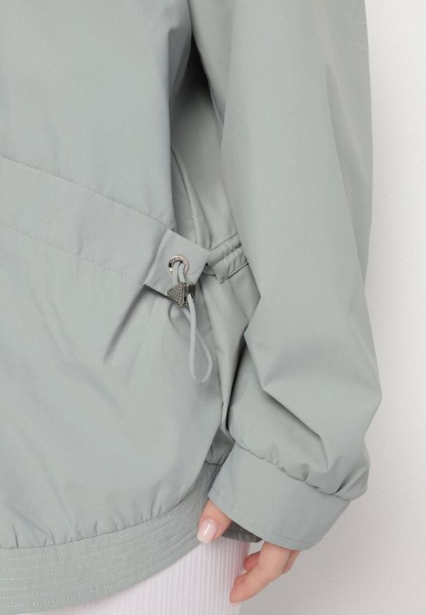 Born2be - Jasnozielona Kurtka Parka o Pudełkowym Kroju ze Ściągaczem w Talii i Kapturem Sesoliena. Okazja: na spacer, na co dzień. Kolor: zielony. Materiał: jeans. Długość rękawa: długi rękaw. Długość: długie. Styl: elegancki, casual
