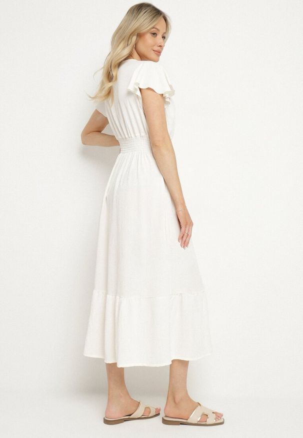 Born2be - Jasnobeżowa Sukienka o Rozkloszowanym Kroju z Kopertowym Dekoltem i Gumką w Talii Reiliana. Okazja: na imprezę, na co dzień. Typ kołnierza: dekolt kopertowy. Kolor: beżowy. Typ sukienki: kopertowe. Styl: casual, elegancki