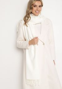 Born2be - Biały Szalik z Bawełną i Wiskozą Ozdobiony Frędzlami Siadortia. Okazja: na co dzień, na spotkanie biznesowe. Kolor: biały. Materiał: bawełna, wiskoza. Wzór: aplikacja. Styl: klasyczny, casual, elegancki, biznesowy #1