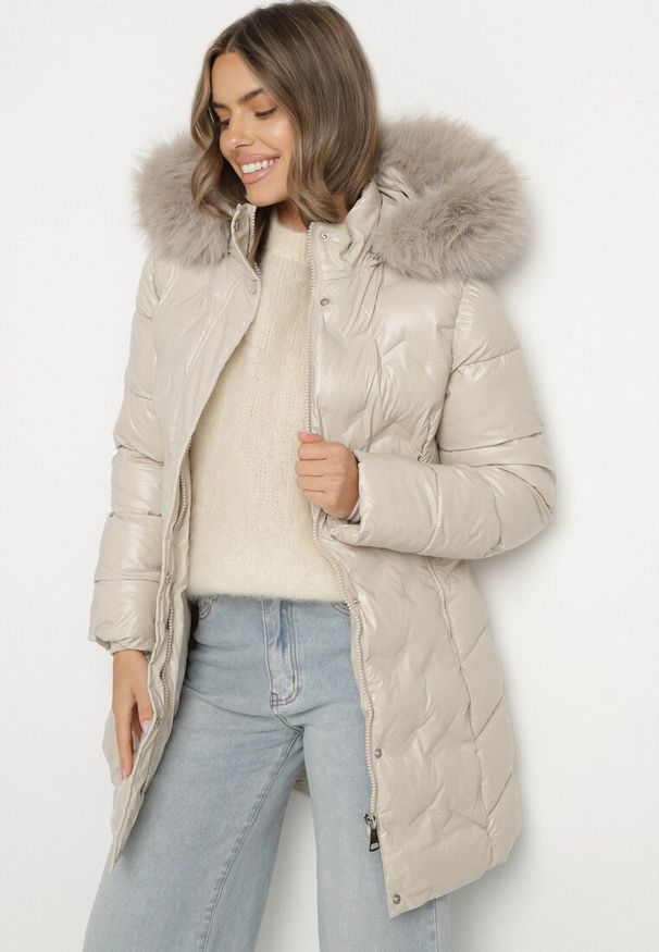 Born2be - Beżowa Pikowana Kurtka z Odpinanym Kapturem i Futerkiem Wiązana Paskiem Olenessa. Kolor: beżowy. Materiał: futro. Sezon: zima