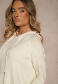 Renee - Jasnobeżowy Sweter z Wiskozą i Kaszmirem oraz z Kapturem Nerolin. Okazja: na spacer, na co dzień. Typ kołnierza: kaptur. Kolor: beżowy. Materiał: wiskoza, kaszmir. Styl: elegancki, casual #4
