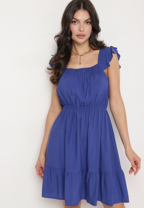 Born2be - Granatowa Sukienka z Wiskozą o Rozkloszowanym Kroju z Gumką w Pasie Lirimere. Okazja: na co dzień. Typ kołnierza: kołnierz z falbankami. Kolor: niebieski. Materiał: wiskoza. Długość rękawa: na ramiączkach. Styl: casual, elegancki
