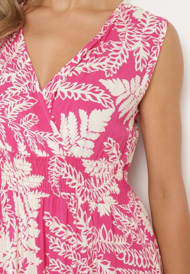 Born2be - Fuksjowa Wiskozowa Sukienka o Rozkloszowanym Kroju z Gumką w Pasie i Dekoltem w Serek Denesta. Okazja: na co dzień. Typ kołnierza: dekolt w serek. Kolor: różowy. Materiał: wiskoza. Styl: boho, casual, elegancki