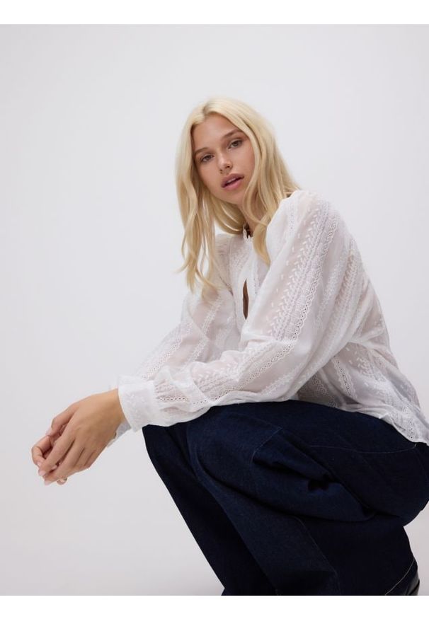 Reserved - Koszula z ozdobnym haftem - biały. Kolor: biały. Materiał: tkanina. Wzór: haft