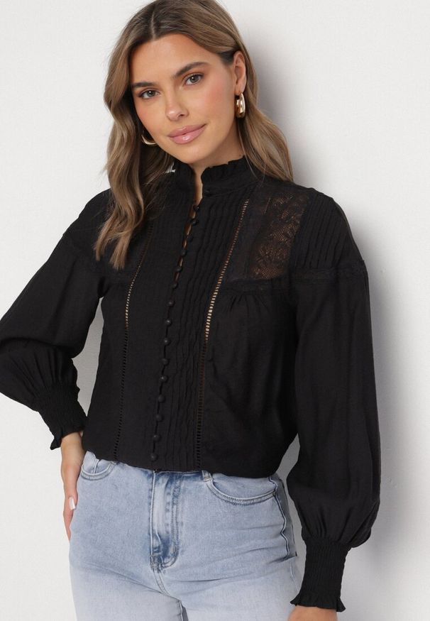 Born2be - Czarna Wiskozowa Koszula z Koronkowymi Wstawkami Ulirine. Okazja: na co dzień, na randkę. Typ kołnierza: kołnierzyk stójkowy. Kolor: czarny. Materiał: wiskoza, koronka. Długość: długie. Wzór: aplikacja. Styl: casual, elegancki, klasyczny