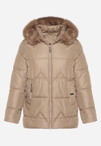 Born2be - Brązowa Pikowana Kurtka z Kapturem z Futerkiem Tevea. Okazja: do pracy, na spacer, na spotkanie biznesowe. Typ kołnierza: kaptur. Kolekcja: plus size. Kolor: brązowy. Materiał: futro. Styl: klasyczny, elegancki, biznesowy #7