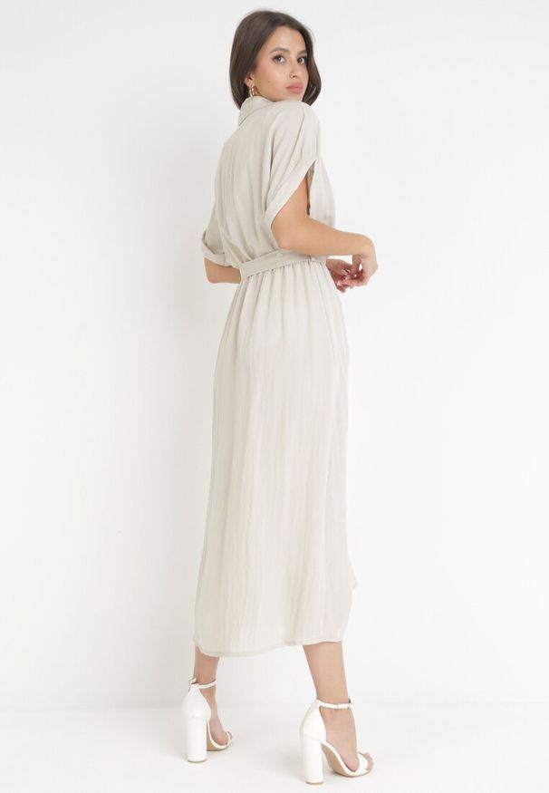 Born2be - Jasnobeżowa Koszulowa Sukienka Midi z Gumką w Talii i Materiałowym Paskiem z Wiskozy Skeisa. Kolor: beżowy. Materiał: materiał, wiskoza. Typ sukienki: koszulowe. Długość: midi