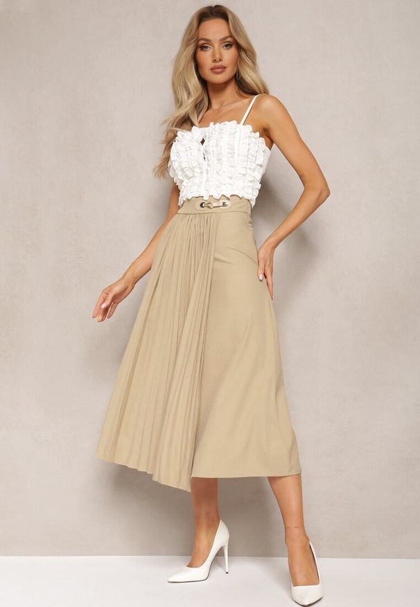 Renee - Beżowa Plisowana Spódnica Midi z Ozdobną Klamerką o Rozkloszowanym Kroju Galeasa. Okazja: na co dzień, na imprezę. Kolor: beżowy. Styl: casual