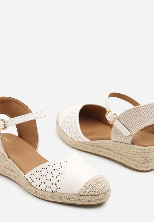 Renee - Białe Sandały Vices na Plecionym Koturnie w Stylu Boho Erathria. Okazja: na spacer. Zapięcie: sprzączka. Kolor: biały. Sezon: lato. Obcas: na koturnie. Styl: boho