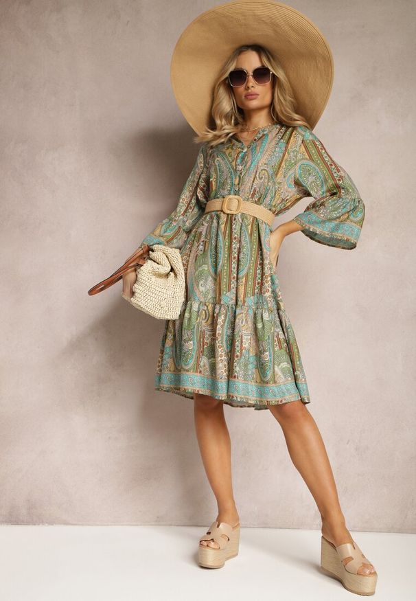 Renee - Zielona Sukienka Rozkloszowana z Falbankami we Wzór Paisley Acerolla. Okazja: na co dzień, na spacer. Typ kołnierza: kołnierz z falbankami. Kolor: zielony. Wzór: paisley. Sezon: wiosna, lato. Typ sukienki: proste. Styl: casual, wizytowy